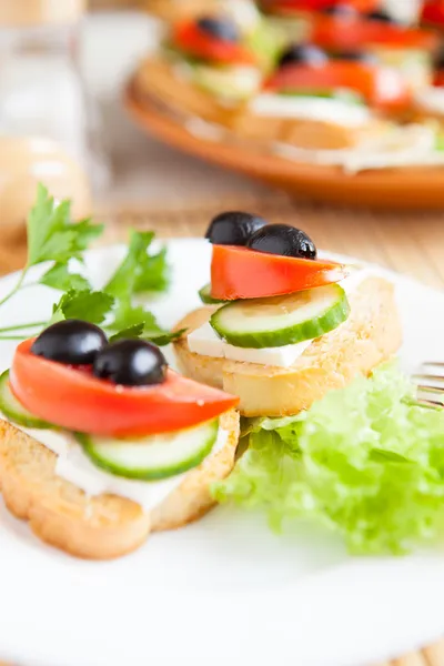 Canape with soft cheese and olives — Stock Photo, Image