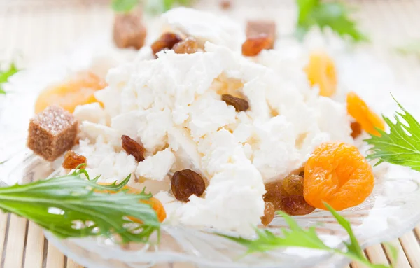 Cottage cheese with raisins and dried apricots — Stock Photo, Image