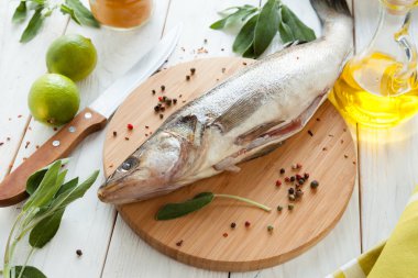 çiğ balık yakın kesme tahtası