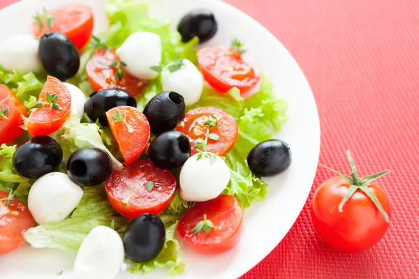 Salada Caprese com bolas de mussarela — Fotografia de Stock