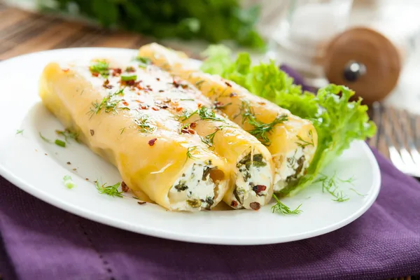 Italiaanse Canneloni met spinazie op een witte schotel — Stockfoto