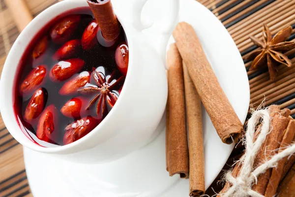 Mulled wine flavored with cinnamon and spices — Stock Photo, Image