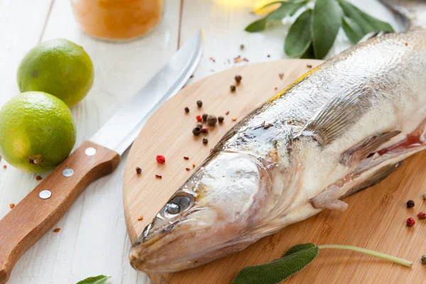 Primo piano di pesce crudo sul tagliere — Foto Stock