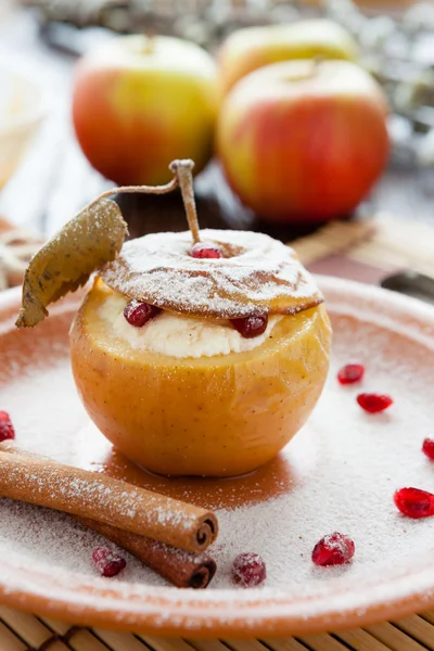 Zoete appel met kaas gebakken in de oven — Stockfoto