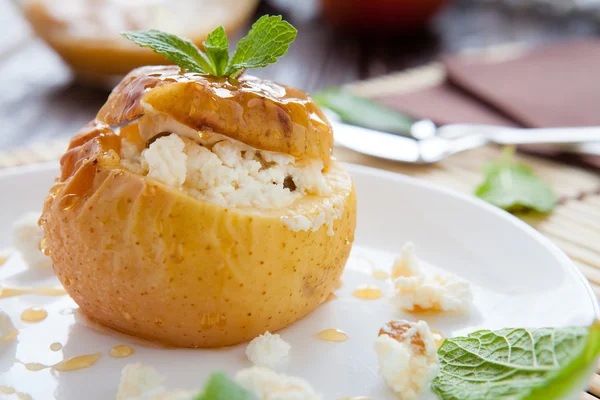 Süßer Apfel mit Quark im Ofen gebacken — Stockfoto