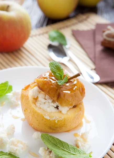 Pomme douce avec caillé et miel cuit au four — Photo