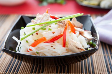 Çin pirinç noodle ve dilim ton balığı