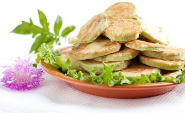 üzerinde kahverengi bir tabak kızarmış kabak