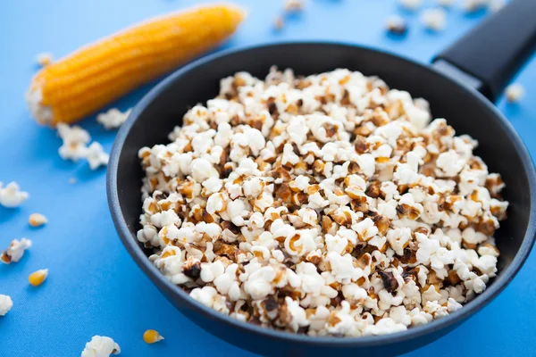 Läcker husmanskost popcorn i en stekpanna — Stockfoto