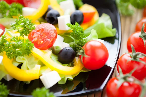 Ensalada de verduras frescas con feta y aceitunas — Foto de Stock