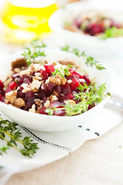 Suikerbieten-walnoot salade met honing — Stockfoto