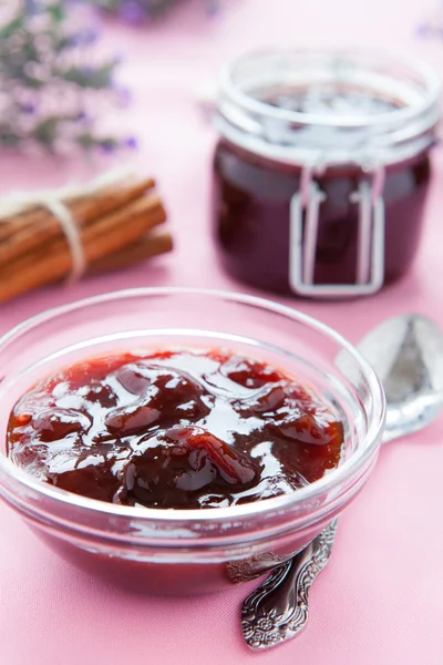 Aromatic plum jam and cinnamon sticks — Stock Photo, Image