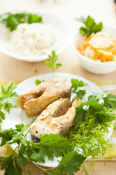 Decorar peixe frito, arroz e legumes cozidos no vapor — Fotografia de Stock