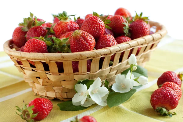 Sweet strawberries in a wicker basket — Stock Photo, Image