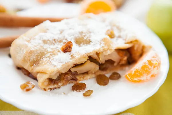 Tarta de manzana con pasas, strudel vienés — Foto de Stock