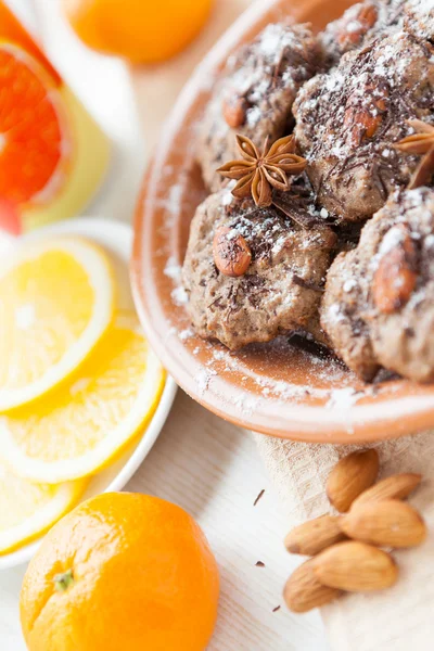 Chocoladeschilferkoekjes met hele amandelen — Stockfoto