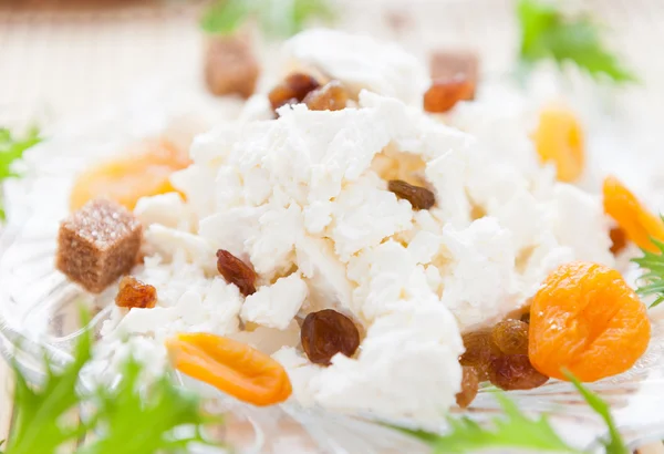 Curd with raisins and dried apricots — Stock Photo, Image