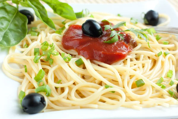 Готовые спагетти крупным планом — стоковое фото