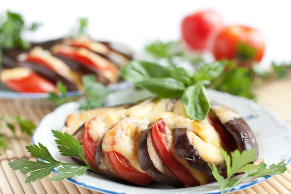 Gegrillte Auberginen auf einem weißen Teller — Stockfoto