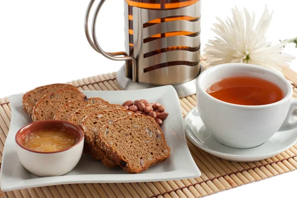 Doftande te och majs bröd till frukost — Stockfoto