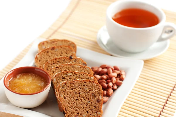 Tea with bread, flavored with honey and nuts — Stock Photo, Image