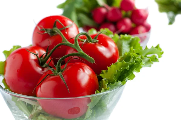 Bir salata tabağı domates. beyaz izole — Stok fotoğraf