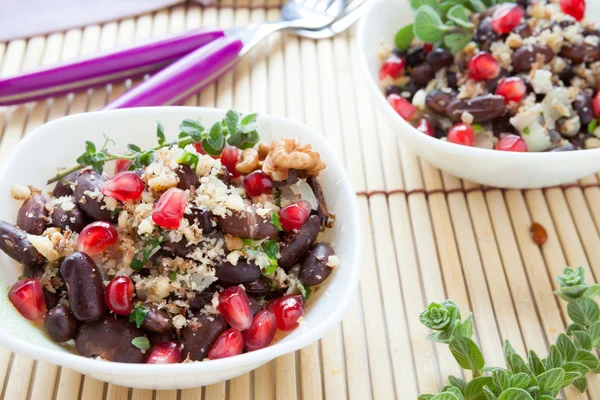 Gekochte Bohnen mit Walnusssauce und Granatapfel — Stockfoto