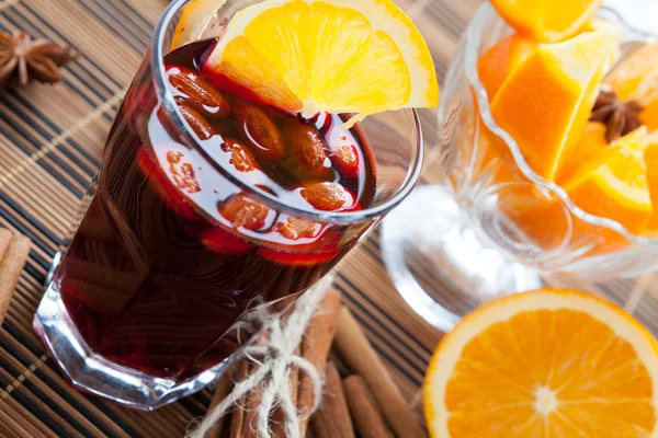 Warm wine with almonds and orange — Stock Photo, Image