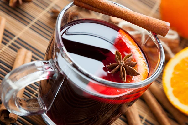 Mulled 와인의 큰 컵에 음료를 온난화 — 스톡 사진