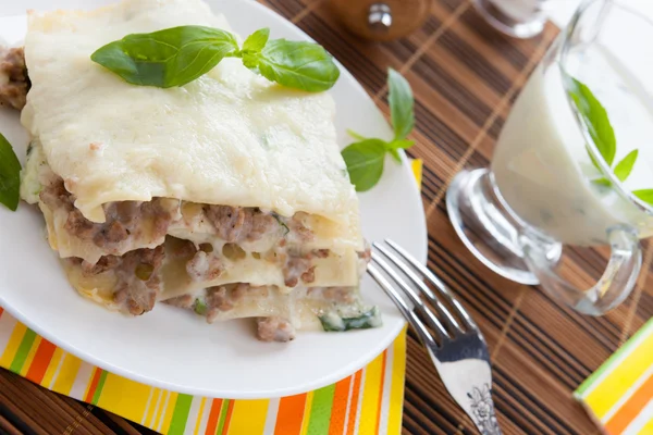 Hausgemachte Lasagne mit Bechamelsauce — Stockfoto