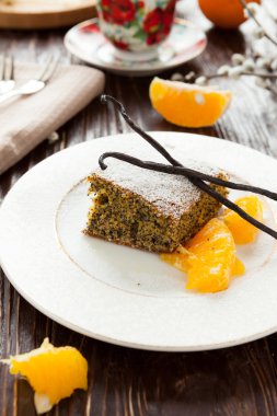 lezzetli haşhaş tohumu pasta beyaz plaka üzerinde