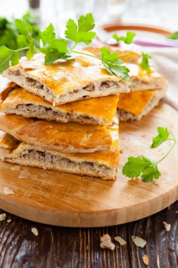 lezzetli et pasta dilimleri ve maydanoz