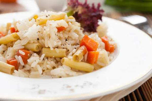 Grote plaat van heerlijke rijst met groenten — Stockfoto