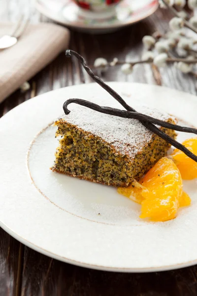 Torta alla vaniglia con semi di papavero e arancia — Foto Stock