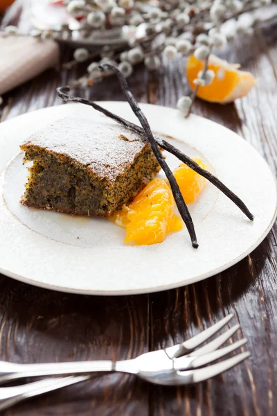 Heerlijke papaver zaad cake met sinaasappel op witte schotel — Stockfoto