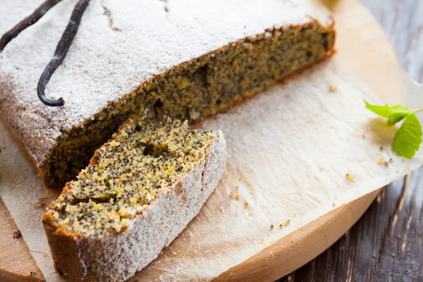 Torta quadrada com sementes de papoila sob açúcar em pó — Fotografia de Stock