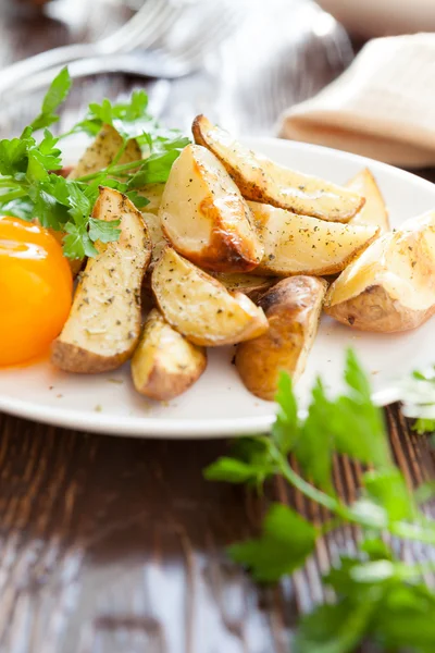 Knusprige Kartoffelkeile mit Kräutern — Stockfoto
