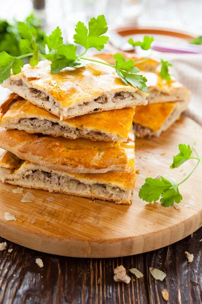 Deliciosas rebanadas de pastel de carne y perejil —  Fotos de Stock