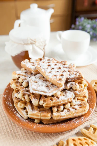 Zeit für einen Tee mit Wiener Waffeln — Stockfoto