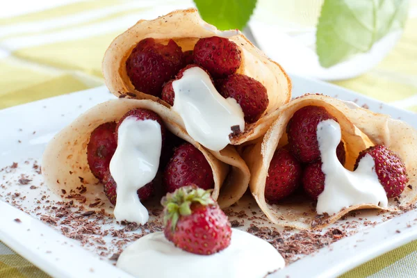 Pancake freschi. Fragole e panna all'interno — Foto Stock