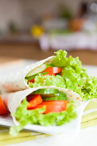 Thin pita bread and fresh vegetables — Stock Photo, Image