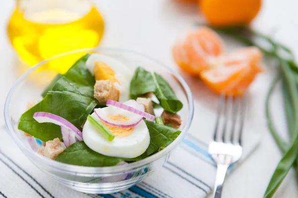 Salat mit Spinat und Ei — Stockfoto