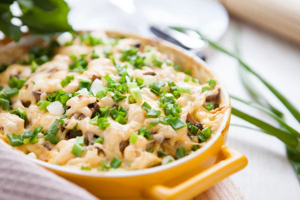 Casseruola di funghi con formaggio ed erbe aromatiche — Foto Stock