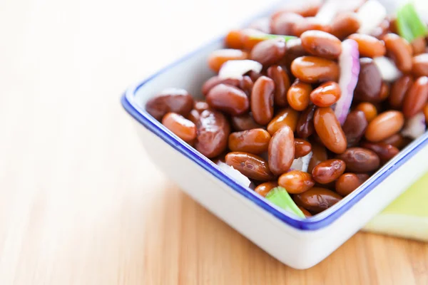 Salat aus gekochten Saitenbohnen in einer quadratischen Schüssel — Stockfoto