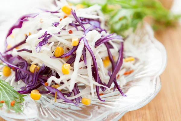 Салат из свежей капусты и кукурузы — стоковое фото
