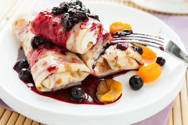 Dessert pancakes with cottage cheese and berry jam — Stock Photo, Image