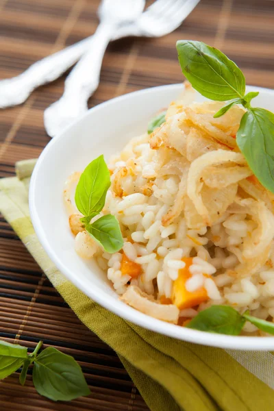 Risotto con calabaza y cebolla en un tazón blanco , — Foto de Stock