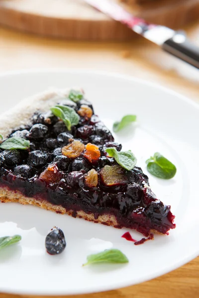 Groot stuk van berry taart, zwarte krenten en bosbessen — Stockfoto