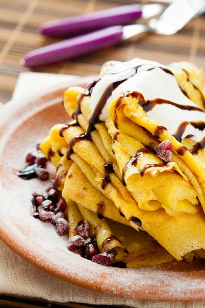 La pila delgada de los crepes en el plato — Foto de Stock