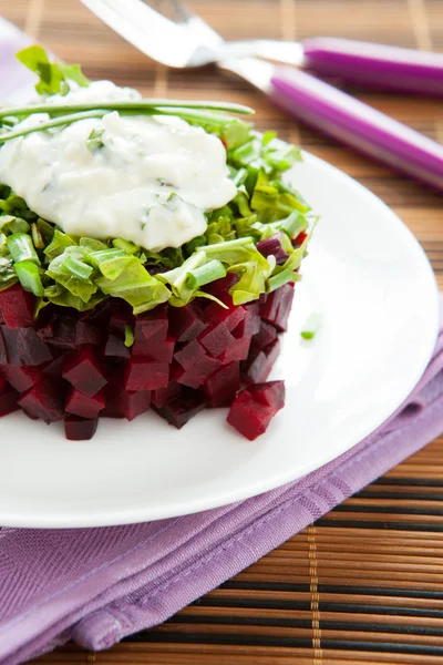 Eenvoudige salade van kubussen suikerbieten en rucola — Stockfoto